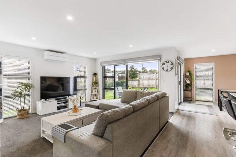 Photo of property in 11 Sauterne Road, Kumeu, 0810