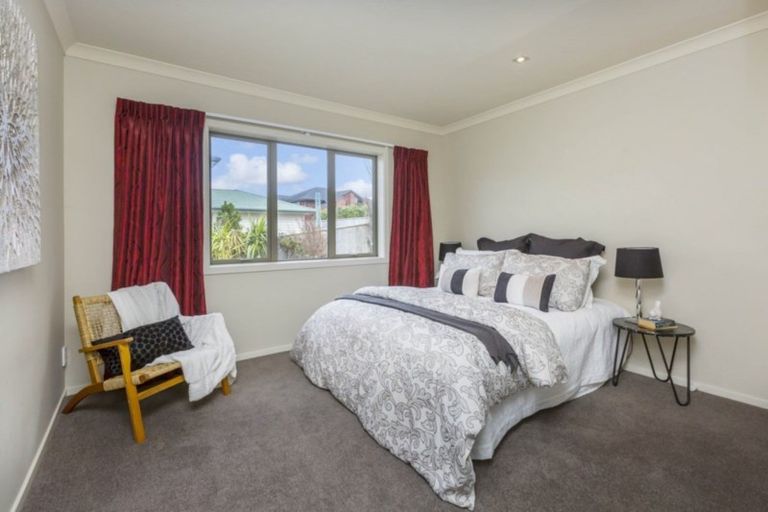 Photo of property in 5 Mcewen Crescent, Riverstone Terraces, Upper Hutt, 5018