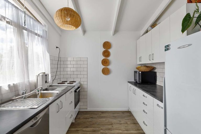 Photo of property in 16 Te Moau Avenue, Parakai, 0830