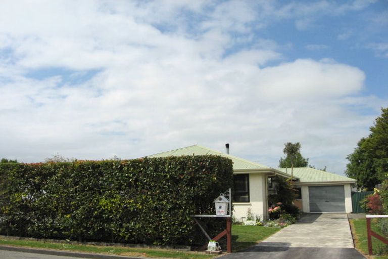 Photo of property in 2 Ward Place, Rangiora, 7400