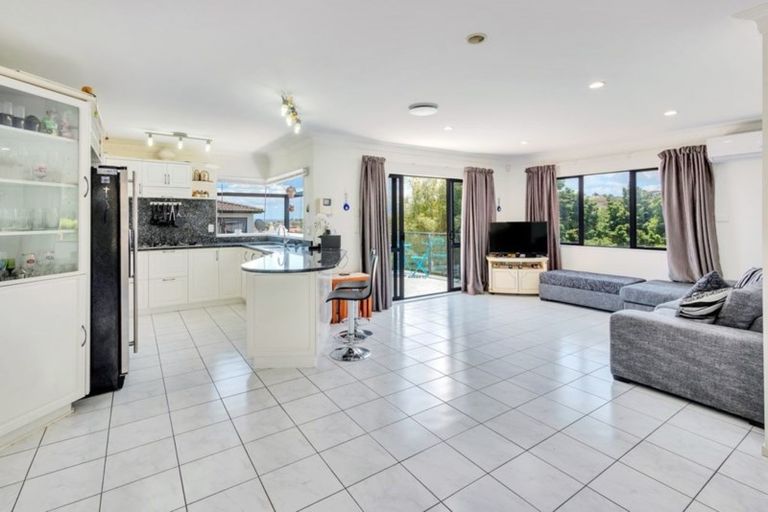 Photo of property in 2 Alcove Place, Totara Heights, Auckland, 2105