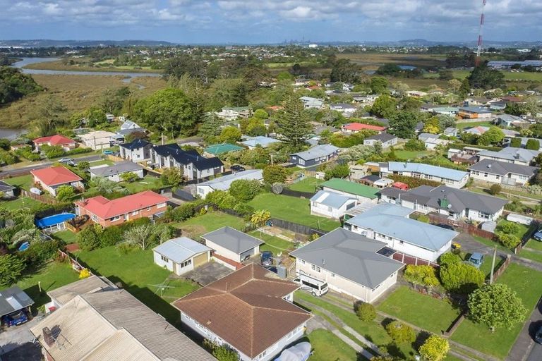 Photo of property in 18 Huruhuru Road, Massey, Auckland, 0614