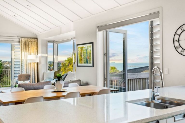 Photo of property in 8 Garadice Road, Rothesay Bay, Auckland, 0630