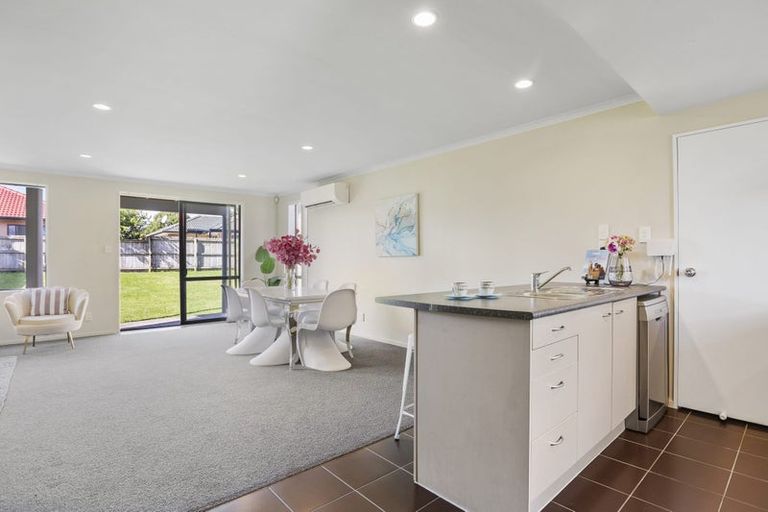 Photo of property in 16 Secoia Crescent, Mangere, Auckland, 2022
