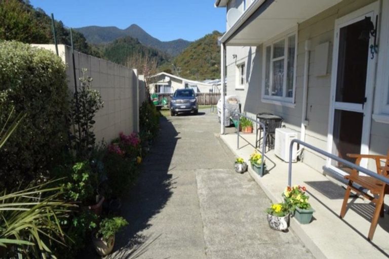 Photo of property in 60 Broadway, Picton, 7220