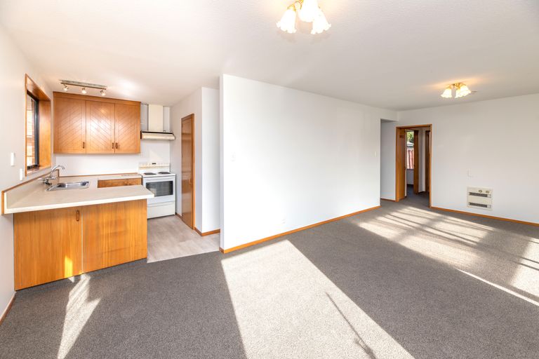 Photo of property in 2/83 Middlepark Road, Sockburn, Christchurch, 8042