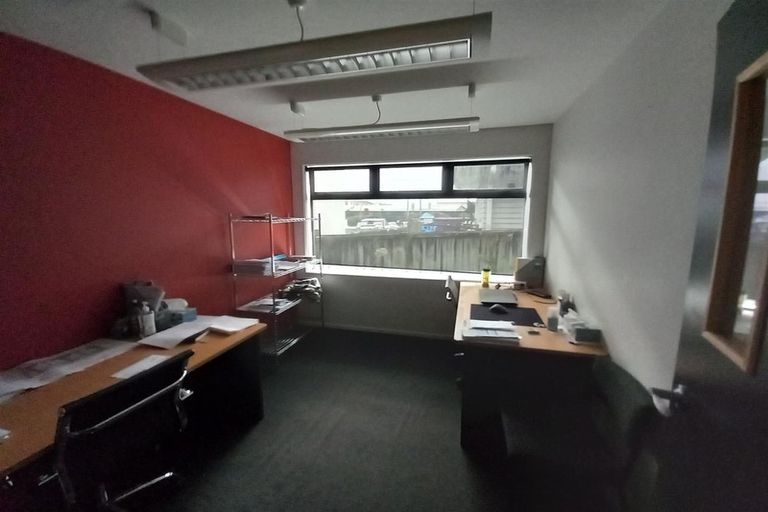 Photo of property in 1/108 Lincoln Road, Henderson, Auckland, 0610