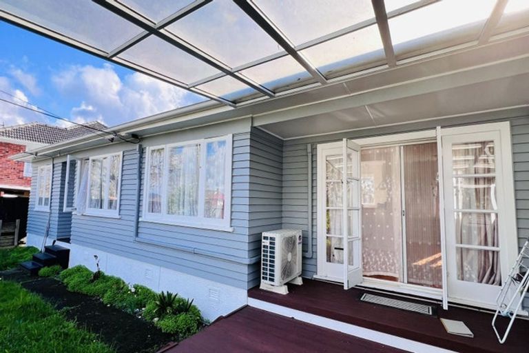 Photo of property in 50 Buscomb Avenue, Henderson, Auckland, 0610