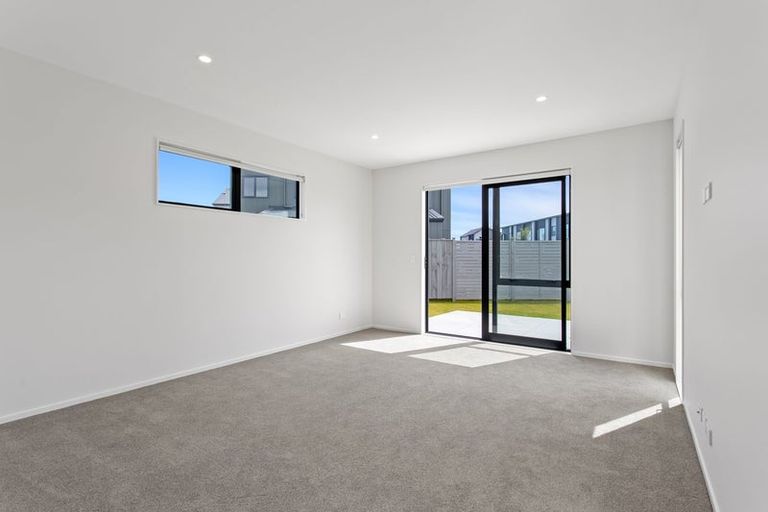 Photo of property in 1 Aquamarine Road, Rosehill, 2113