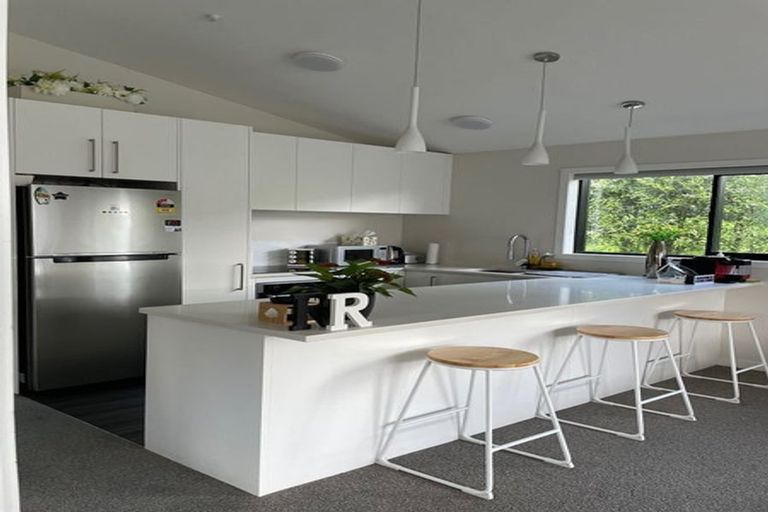 Photo of property in 32 Meadowood Drive, Unsworth Heights, Auckland, 0632