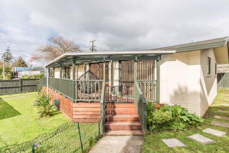 Photo of property in 33a Hutchinson Avenue, New Lynn, Auckland, 0600