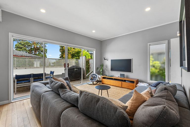 Photo of property in 79 Hobsonville Road, West Harbour, Auckland, 0618