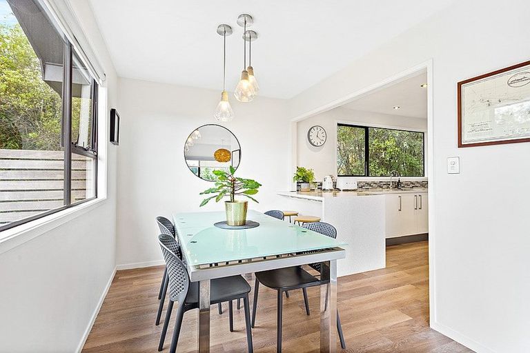 Photo of property in 30 Pokapu Street, Titirangi, Auckland, 0600