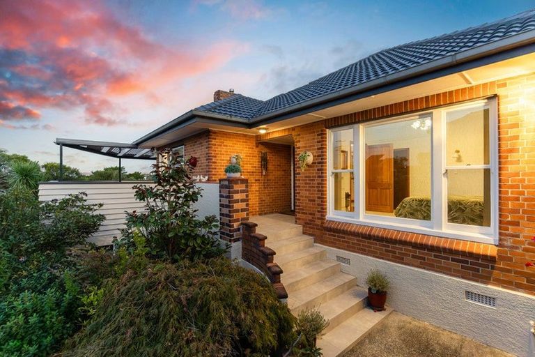 Photo of property in 148a Cliff View Drive, Green Bay, Auckland, 0604