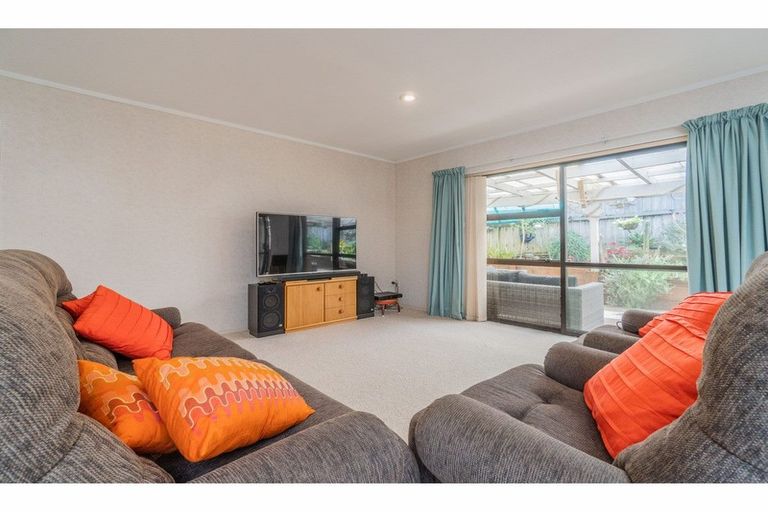 Photo of property in 2/25 Sailfish Drive, West Harbour, Auckland, 0618