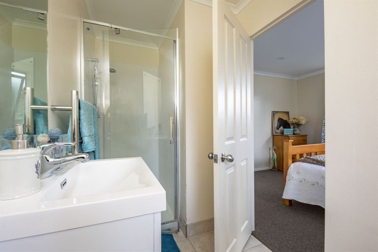 Photo of property in 22 Piriti Place, Weymouth, Auckland, 2103