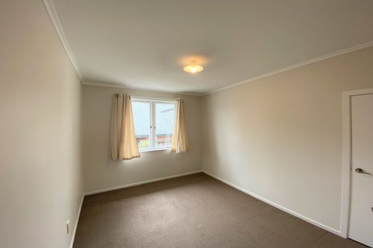 Photo of property in 4 Harding Avenue, Te Atatu South, Auckland, 0610