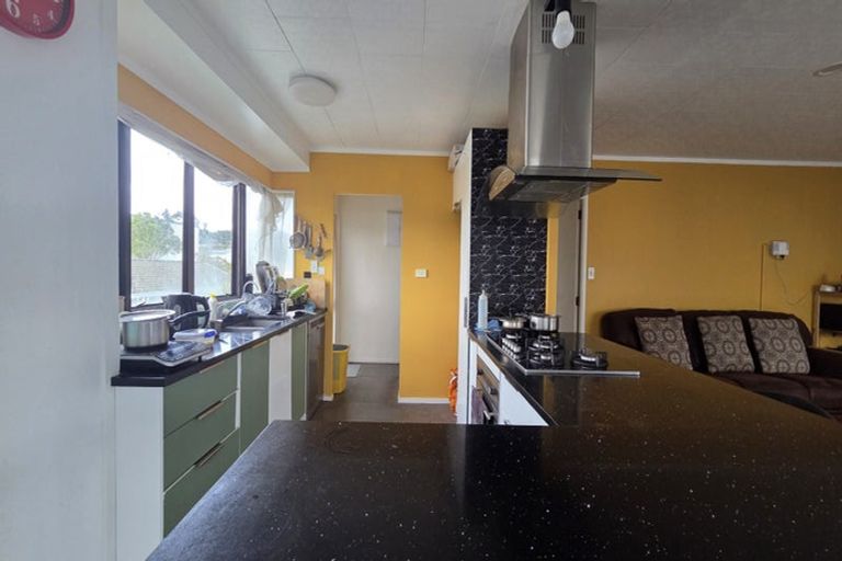 Photo of property in 37 Meadowvale Rise, Titirangi, Auckland, 0604