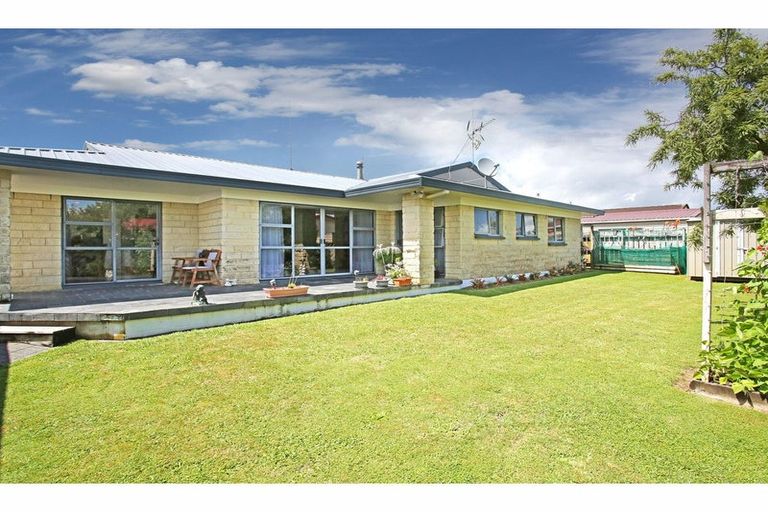 Photo of property in 48 Edgewater Parade, Waiuku, 2123