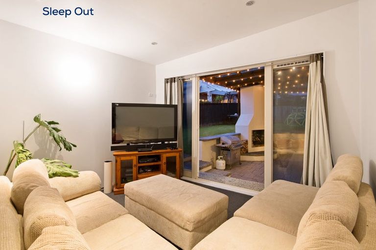 Photo of property in 8a Oteha Valley Road, Northcross, Auckland, 0632