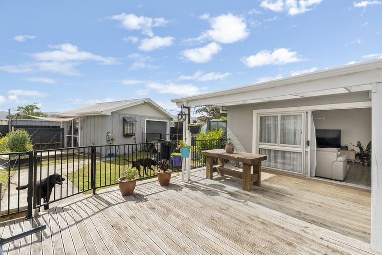 Photo of property in 16 Totara Street, Otaki, 5512