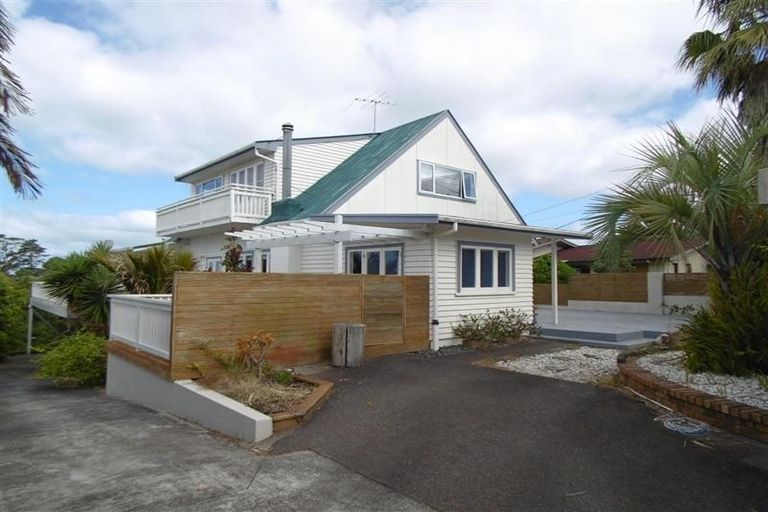 Photo of property in 116 Arran Road, Browns Bay, Auckland, 0630