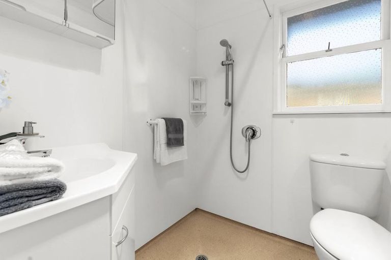 Photo of property in 1/623 Beach Road, Rothesay Bay, Auckland, 0630