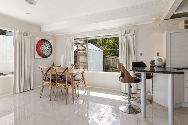 Photo of property in 203 Chelsea View Drive, Chatswood, Auckland, 0626