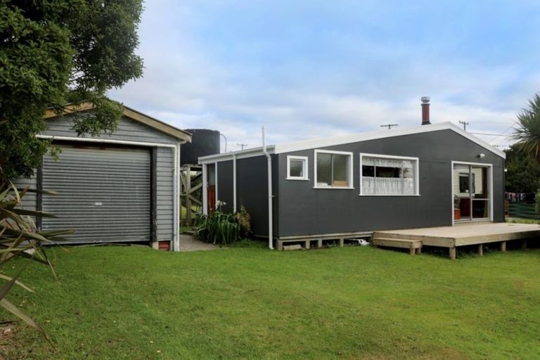 Photo of property in 8 Miro Street, Kaka Point, 9271