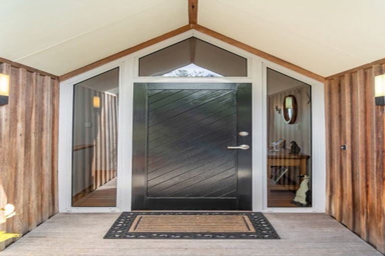 Photo of property in 1 Roys Road, Plimmerton, Porirua, 5026