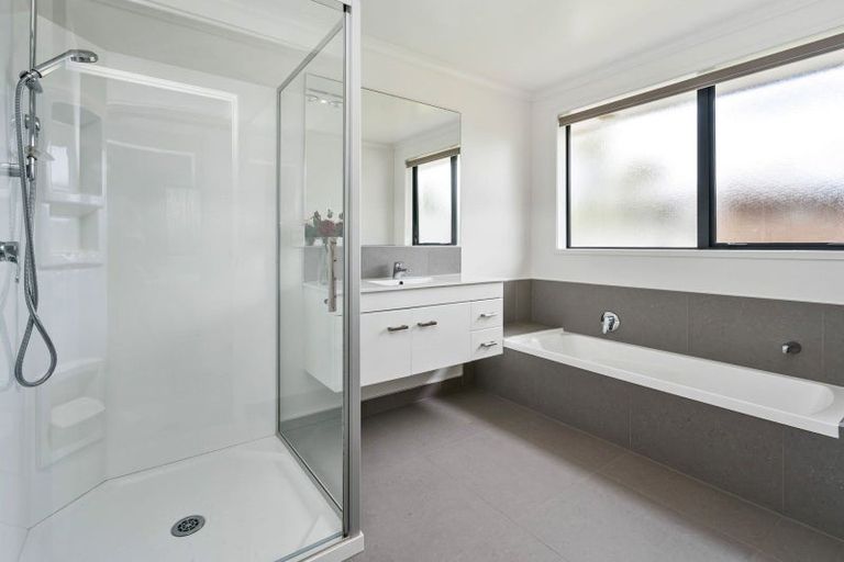 Photo of property in 12 Resolution Place, One Tree Point, 0118