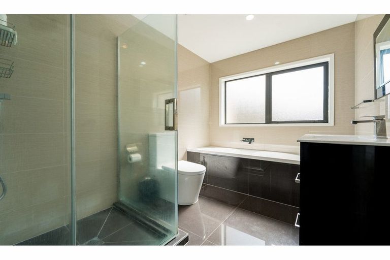 Photo of property in 2 Mile Place, Henderson, Auckland, 0612