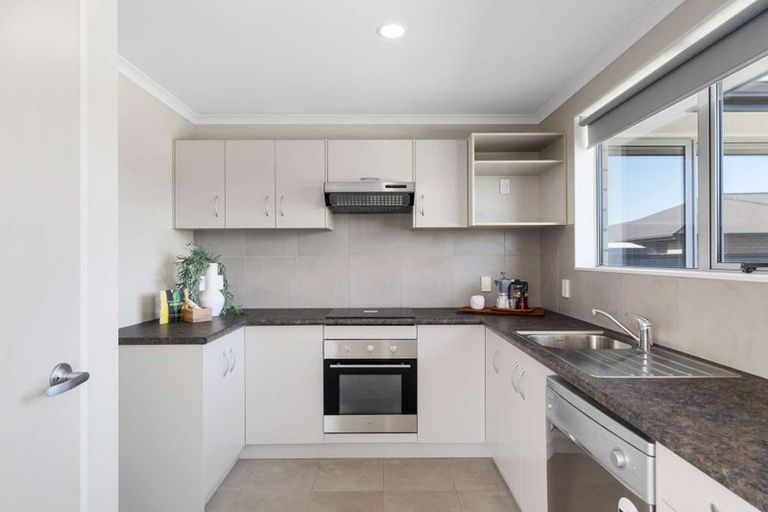 Photo of property in 16 Ripple Grove, Waiuku, 2123