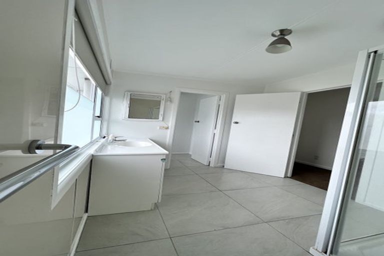 Photo of property in 93 Henderson Valley Road, Henderson, Auckland, 0612