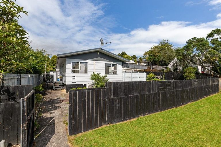 Photo of property in 2/8 Helena Street, Massey, Auckland, 0614