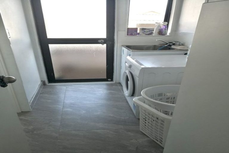 Photo of property in 28 Dungarvon Place, Clendon Park, Auckland, 2103