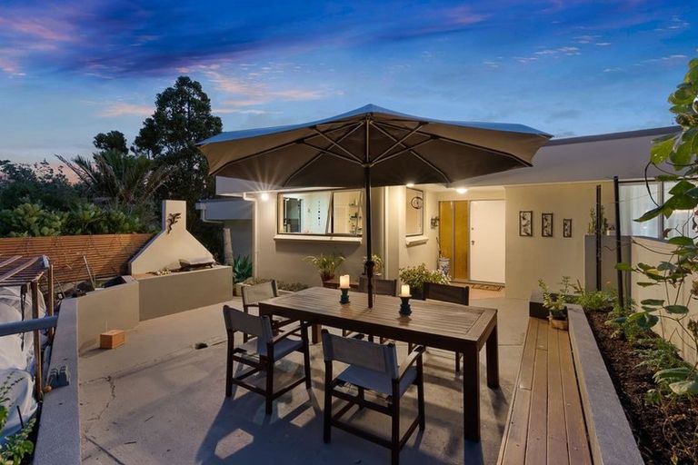 Photo of property in 92 Island Bay Road, Beach Haven, Auckland, 0626