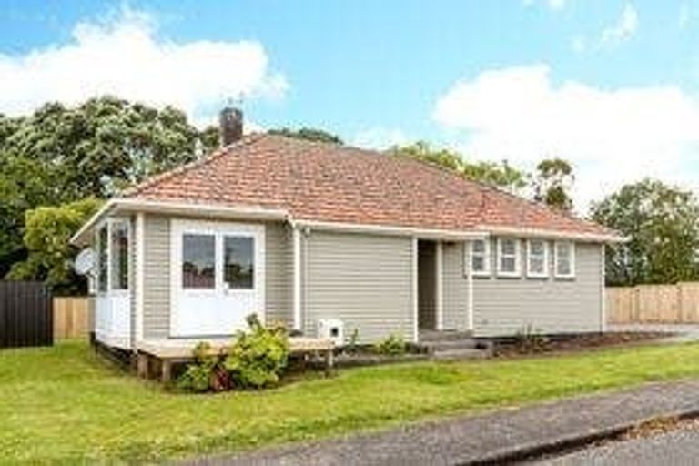 Photo of property in 121 Frankley Road, Frankleigh Park, New Plymouth, 4310