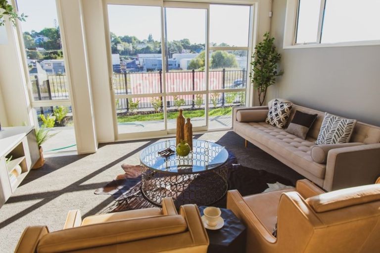 Photo of property in 77 Karepiro Drive, Stanmore Bay, Whangaparaoa, 0932