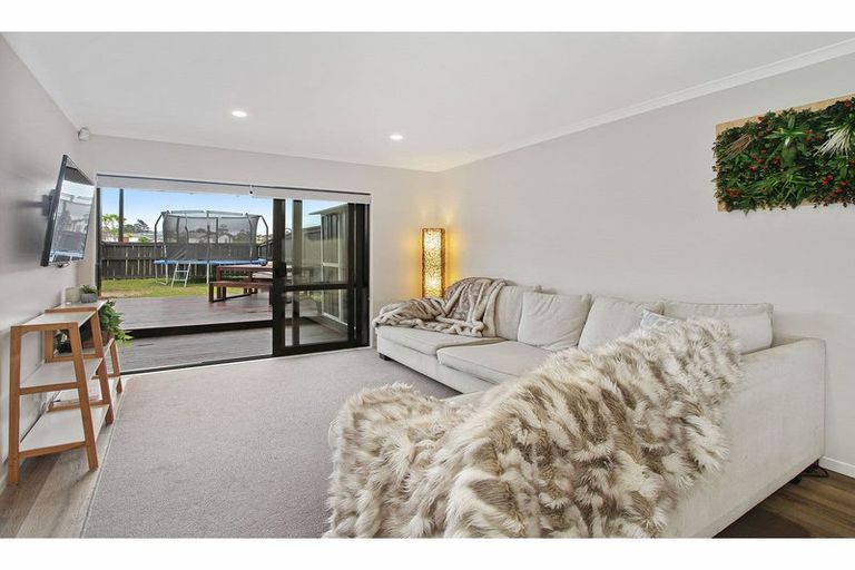Photo of property in 8b Lumbarda Drive, Kumeu, 0810
