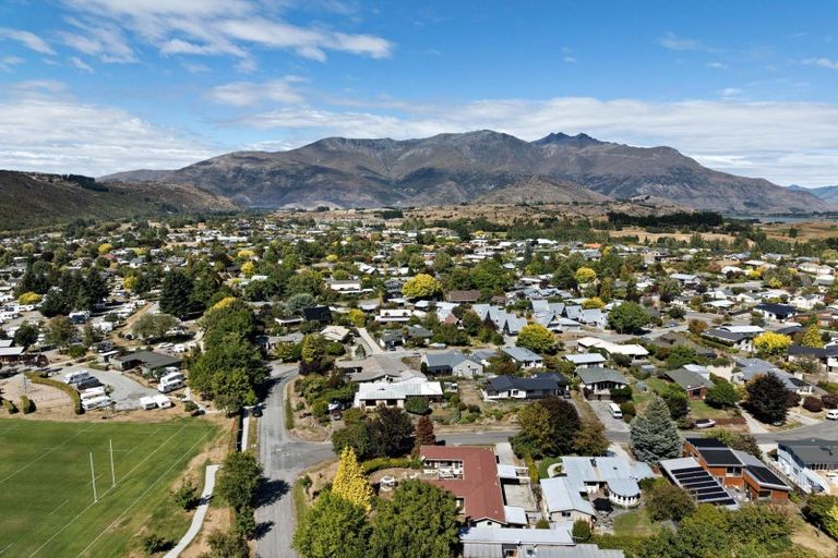 Photo of property in 16 Argyle Place, Arrowtown, 9302