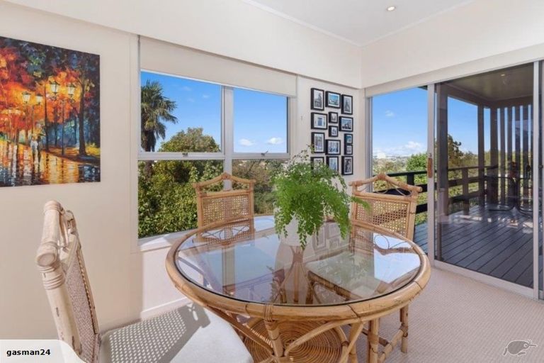 Photo of property in 15 Ravenwood Drive, Forrest Hill, Auckland, 0620