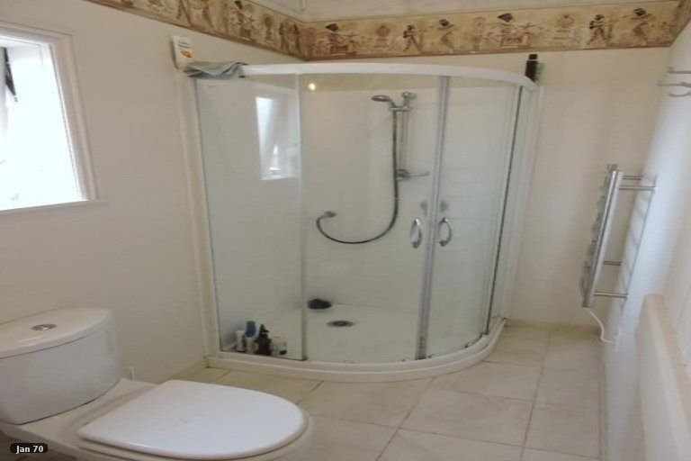 Photo of property in 5 Sampson Lane, Northcote, Auckland, 0627