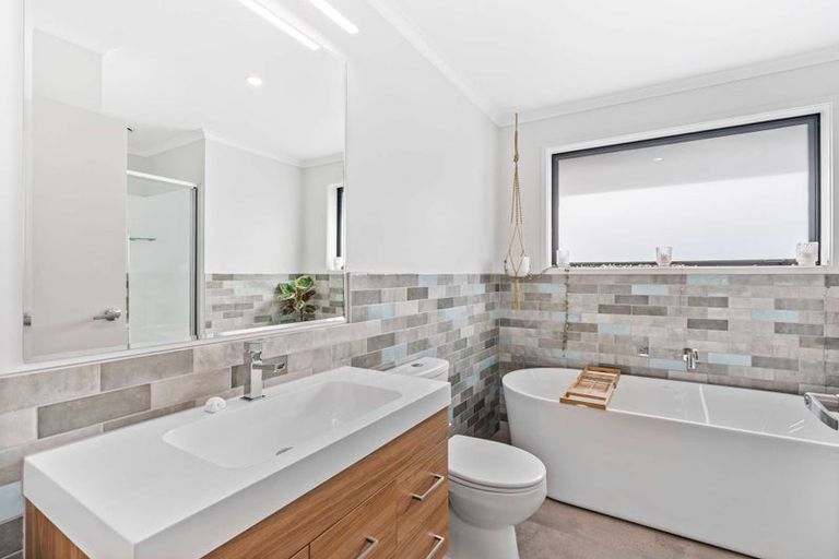 Photo of property in 2712 South Head Road, South Head, Helensville, 0874