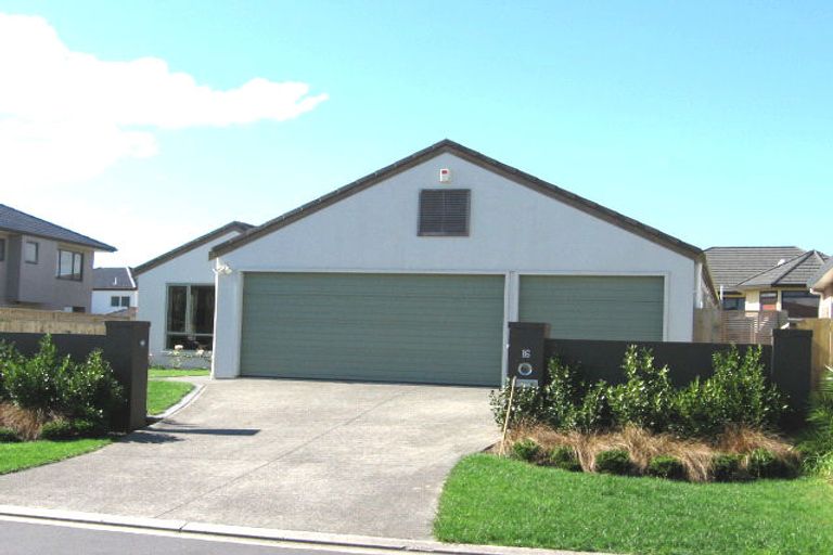 Photo of property in 16 Piriti Drive, Te Atatu Peninsula, Auckland, 0610