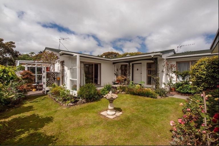 Photo of property in 100 Churton Drive, Churton Park, Wellington, 6037