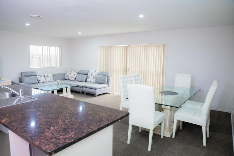 Photo of property in 30 Popokatea Drive, Takanini, 2112