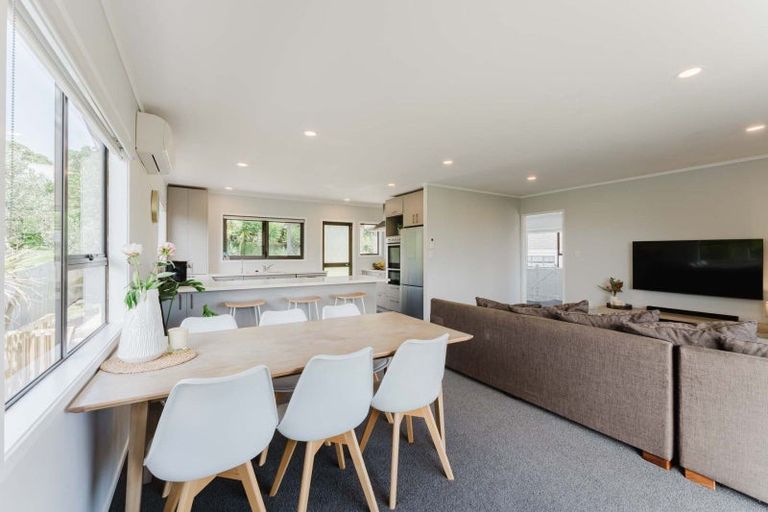 Photo of property in 7 John Dee Crescent, Red Beach, 0932