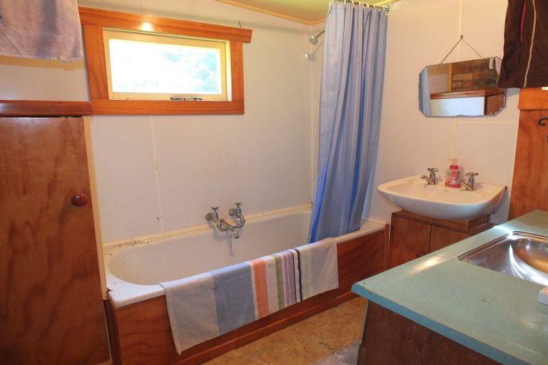 Photo of property in 4 Punga Street, Tangimoana, 4822