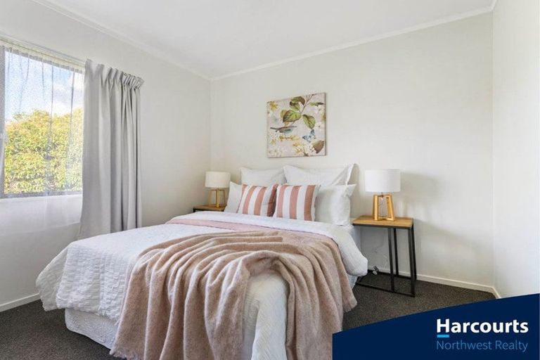 Photo of property in 1/729 Swanson Road, Swanson, Auckland, 0612